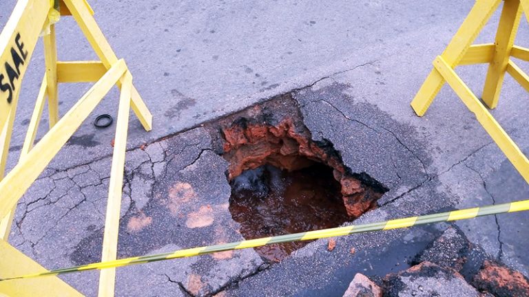 Leia mais sobre o artigo Vazamento na Rua General Glicério é identificado e exige fechar abastecimento na região central