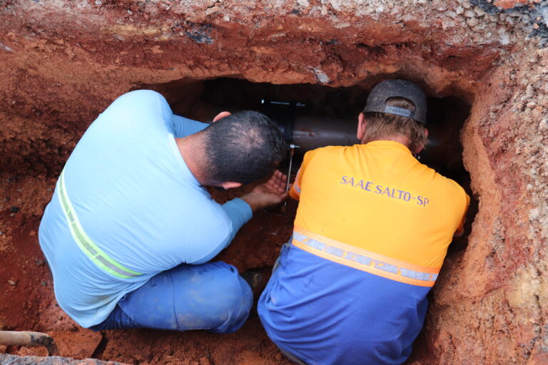 Leia mais sobre o artigo VÍDEO: Após operação de caça-vazamento, SAAE faz reparo em rede do Jardim das Nações