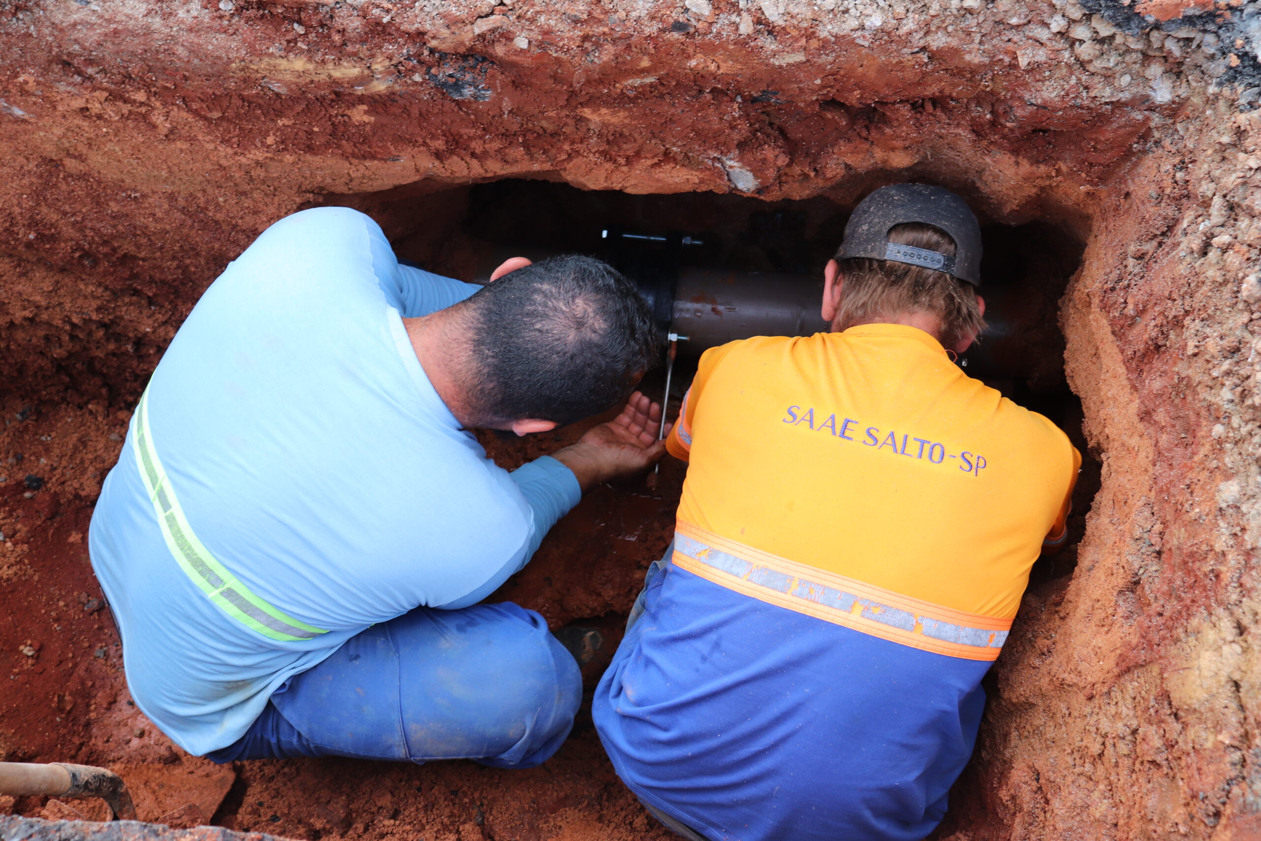 Leia mais sobre o artigo VÍDEO: Após operação de caça-vazamento, SAAE faz reparo em rede do Jardim das Nações