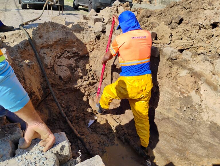 Leia mais sobre o artigo VÍDEO: SAAE encontra e repara vazamento na Rua Albuquerque Lins