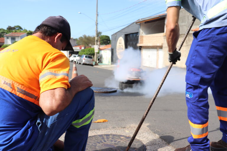 Leia mais sobre o artigo ESGOTO: Fiscalização do SAAE aplica ‘fumacê’ para identificar ligações irregulares