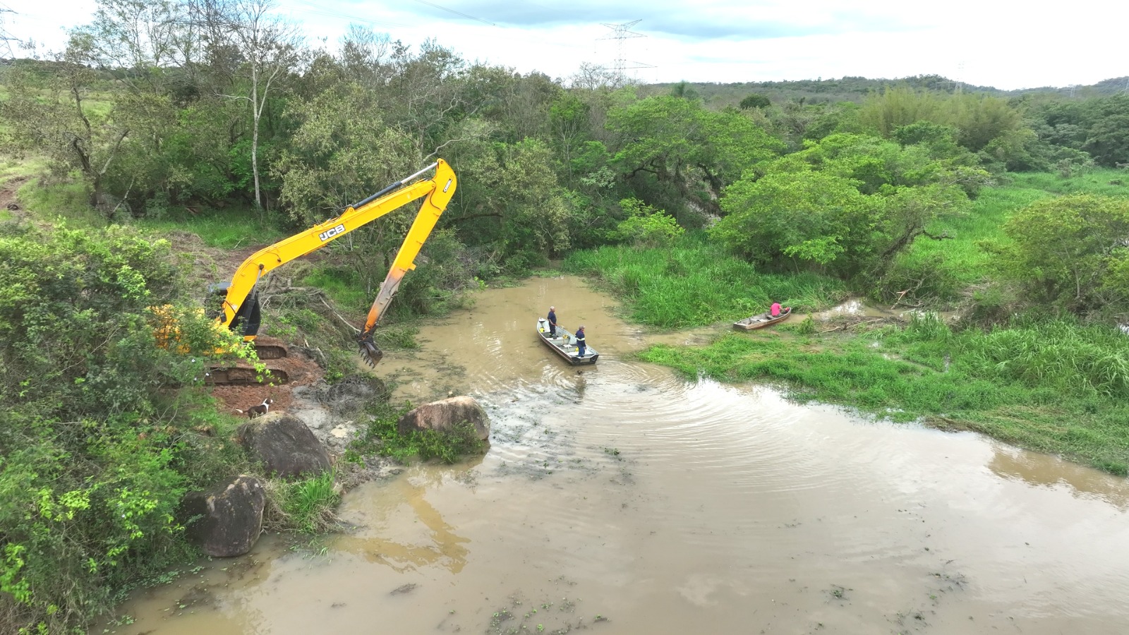 VÍDEO: SAAE faz limpeza e desassoreamento do Piraí em parceria com Indaiatuba